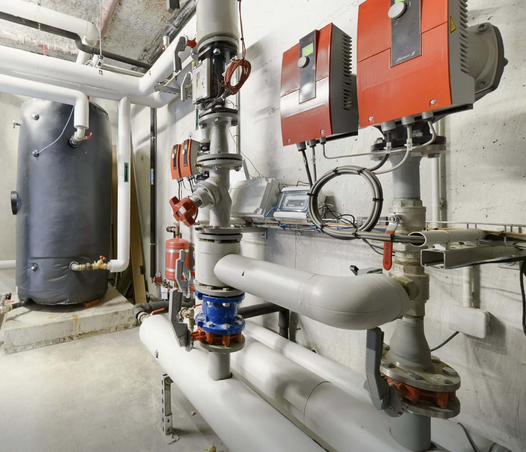 Local technique avec instrumentation et tuyauteries